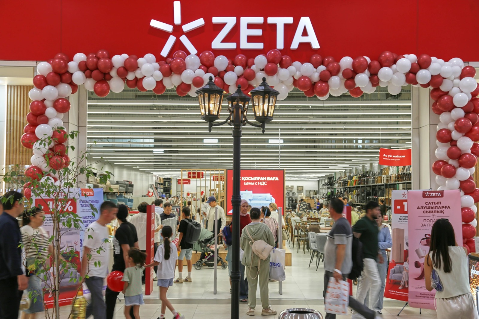 Сауда орталығындағы ZETA дүкенінің кіреберісі