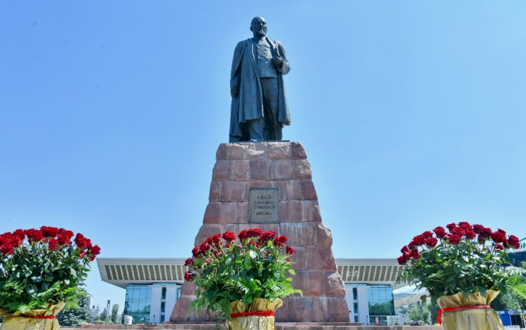 Алматыда Абай Құнанбаев ескерткішіне гүл шоқтарын қою рәсімі өтті