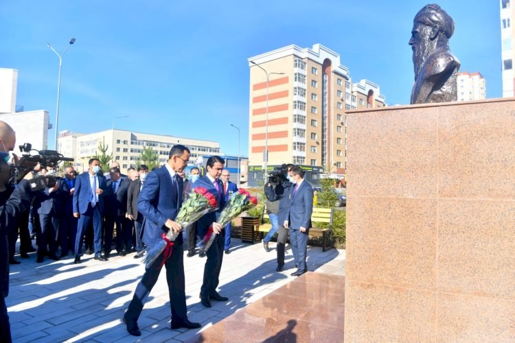 Қазақстанның астанасында шығыс шайырына арналған ескерткіш ашылды