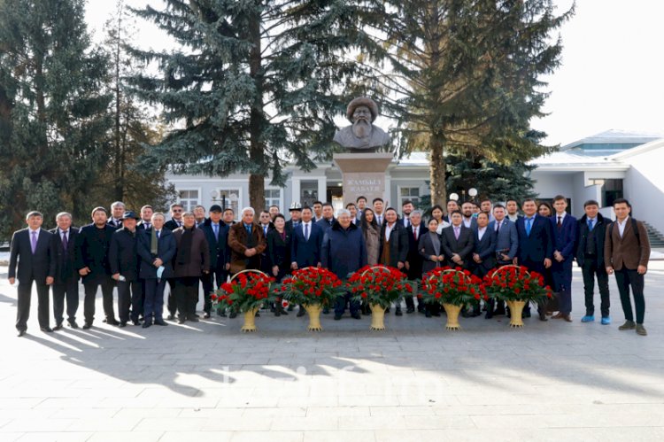 ҚР Мемлекеттік хатшысы Жамбыл Жабаев пен Нұрғиса Тілендиевтің ескерткішіне гүл шоғын қойды