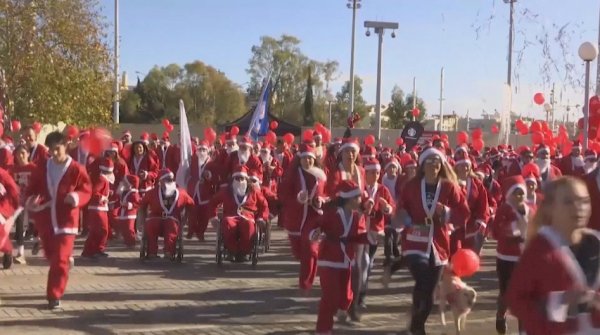 Грекияда Санта Клаустар жүгіруден жарысты