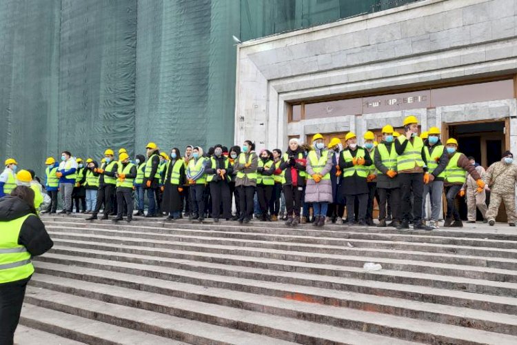 Алматылық волонтерлер өртенген әкімдік ғимаратын тазалауға көмектесіп жатыр