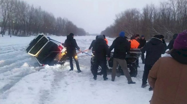 Павлодарда көлік мұз астына түсіп кетті