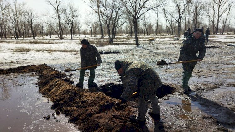 Ұлттық ұланның әскери қызметшілері ТЖМ-мен бірлесіп Ақтөбе облысындағы су тасқыны салдарын жоюда