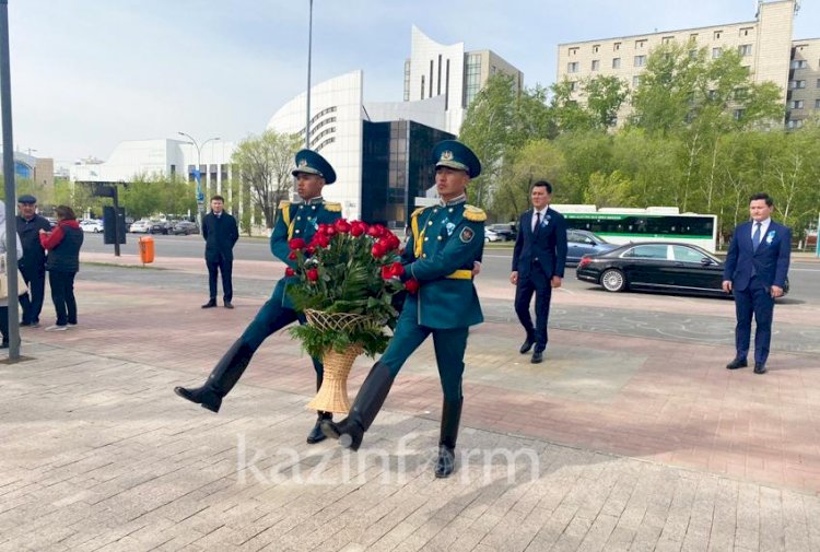 Мемлекеттік хатшы Мәншүк Мәметованың ескерткішіне гүл шоғын қойды