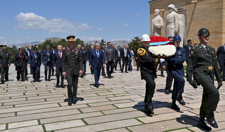 Қасым-Жомарт Тоқаев Ататүрік кесенесіне гүл шоғын қойды