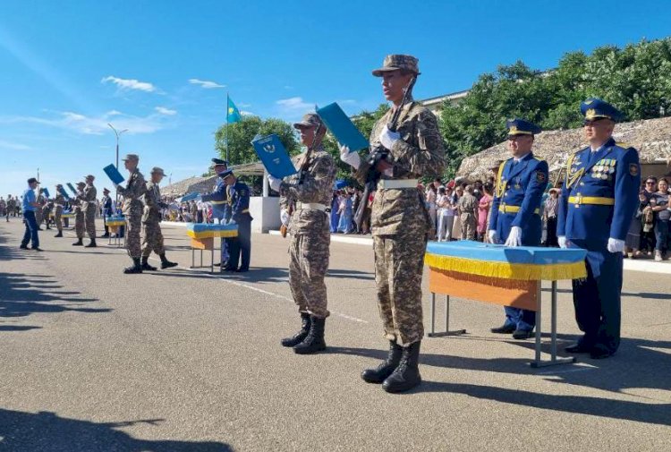 Мыңнан астам жас сарбаз әскери ант қабылдады