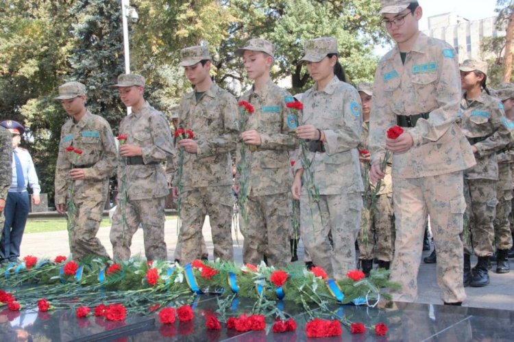 Алматыда Даңқ және Мәңгілік алау монументінің жанында салтанатты митинг өтті