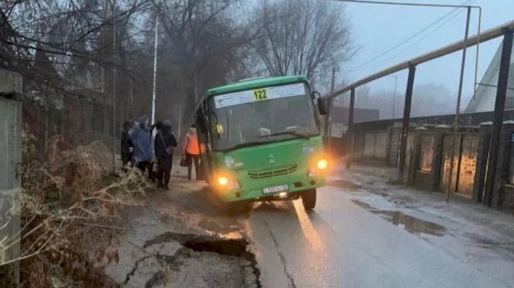 Алматыда қоғамдық көлік шұңқырға түсіп кетті