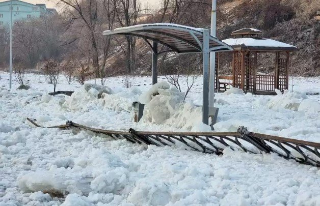 Алматыда мұз көшіп, Есентай өзенінің жағалауындағы қоршауды бұзды