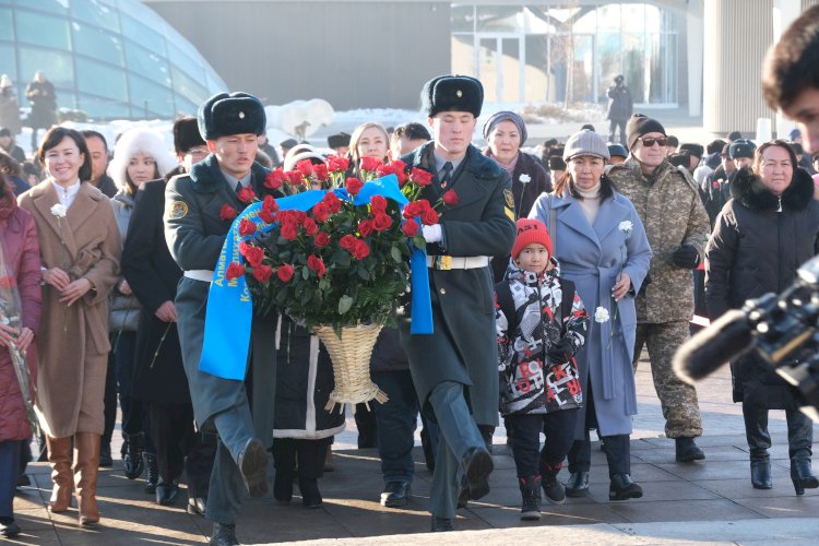 Алматыда Тәуелсіздік монументіне гүл шоқтары қойылды