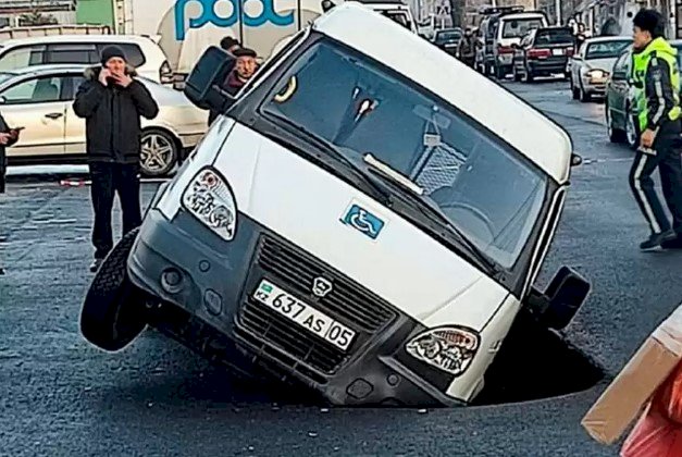 Қонаевта  жаңадан төселген асфальт опырылып, ішіне көлік түсіп кетті