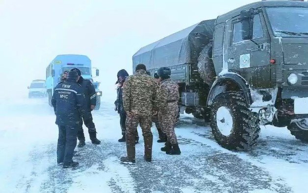 «Алматы - Өскемен» тас жолында қалған 50 адам әскери техникамен эвакуацияланды