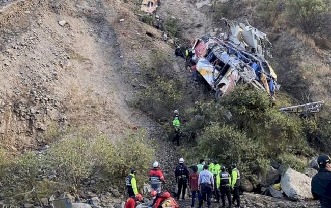 Перуде автобус жардан құлап, 25 адам мерт болды