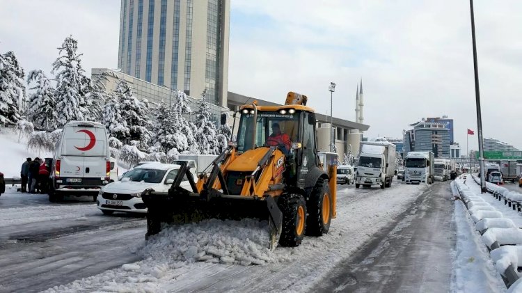 Ыстамбұлда қалың қардан 200-ден астам рейс тоқтатылды