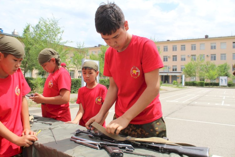 Жас «сарбаздар» әскери өмірдің қыр-сырына қанықты