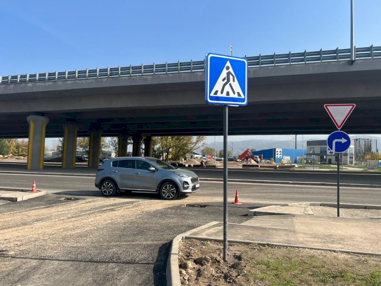 Алматыда Құлжа трактісінде уақытша жаяу жүргіншілер өткелі сүрілді