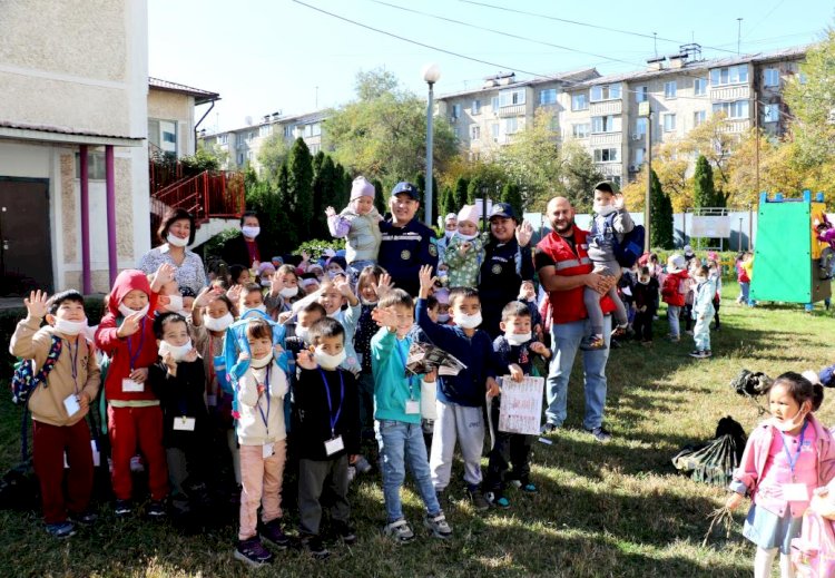 Алматылық құтқарушылар бүлдіршіндерге жер сілкінісі кезіндегі іс-қимылдарды үйретті