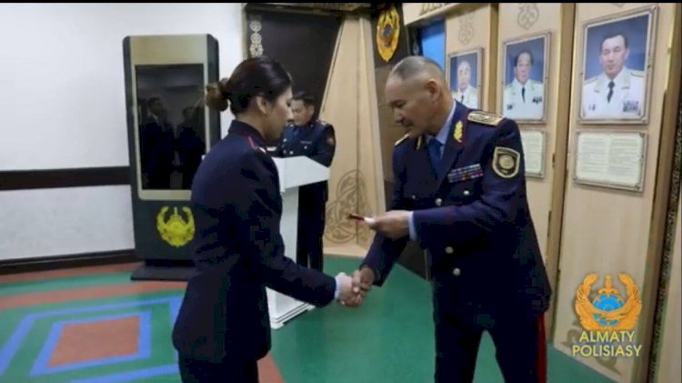 Алматыда 45 полиция қызметкері алғашқы офицерлік шендерін алды