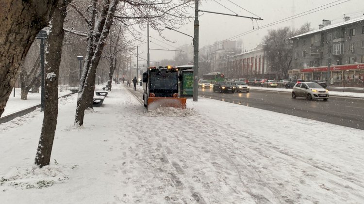 Қалада қар тазалау жұмыстары жүріп жатыр