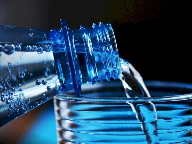 Ғалымдар бөтелкедегі су құрамында нанопластиктің өте көп екенін анықтады