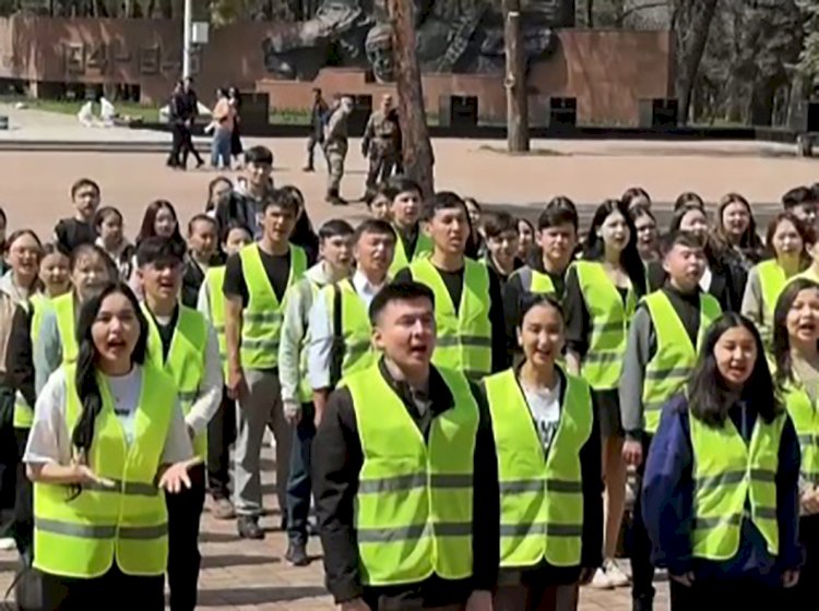 Студенттер 28 гвардияшы-панфиловшылар атындағы саябақта флешмоб ұйымдастырды