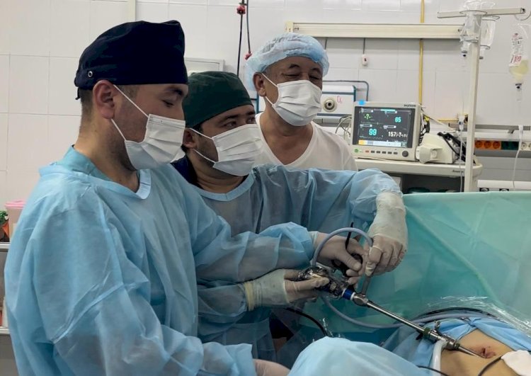 Алматылық дәрігерлер лапароскопиялық әдіспен науқастың тоқ ішегіндегі үлкен ісікті алып тастады