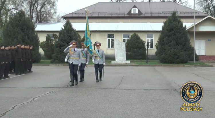 Алматы полициясы ЖҚАЖ қызметкерлерін зейнетке шығарып салды
