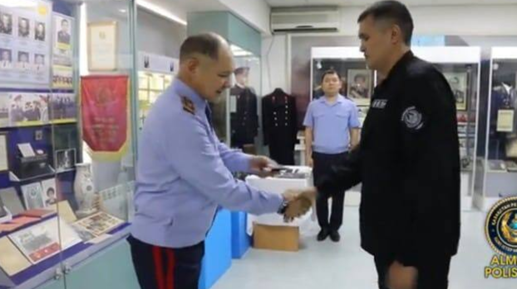 Алматының жас полицейлері алғашқы офицерлік шендерін алды 