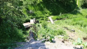 Алматыда жүк көлігі аударылды