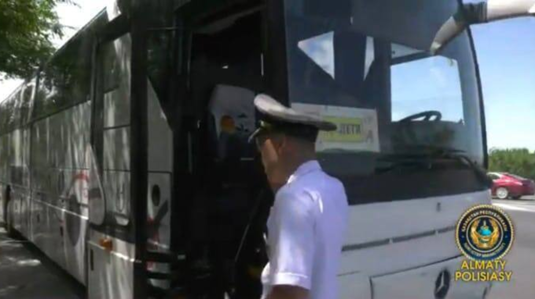 Алматы полициясы автобустарды тексеріп жатыр 