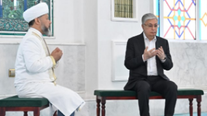 Президент Әзірет Сұлтан мешітіне барды