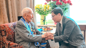 Алматы әкімі  соғыс ардагерін ғасырлық мерейтойымен құттықтады