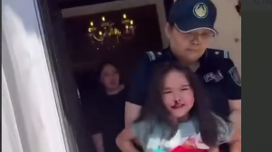 Шымкент қаласының экс-әкімі Әйтеновтің ағасы бұрынғы әйелін үш баласымен үйден қуып шықты