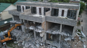 Алматыда заңсыз таунхаусты бұзуға кірісті