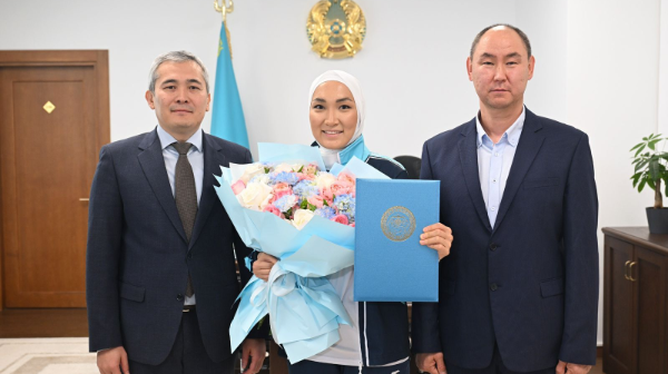 Алматы әкімдігі Паралимпиада жүлдегері Кәмиля Досмалованы марапаттады