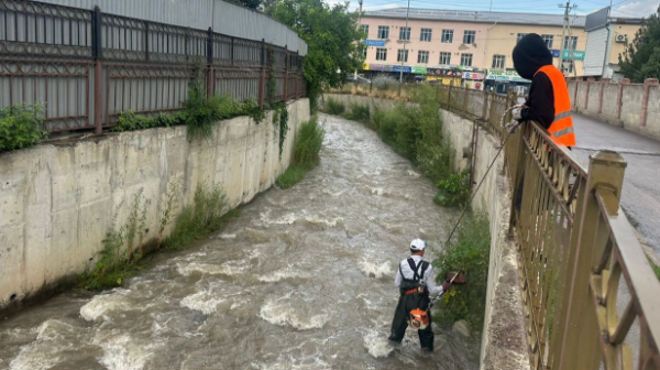 Су басудың алдын алу: Алматыда Ақсай және Қарғалы өзендерінің арналары тазартылды