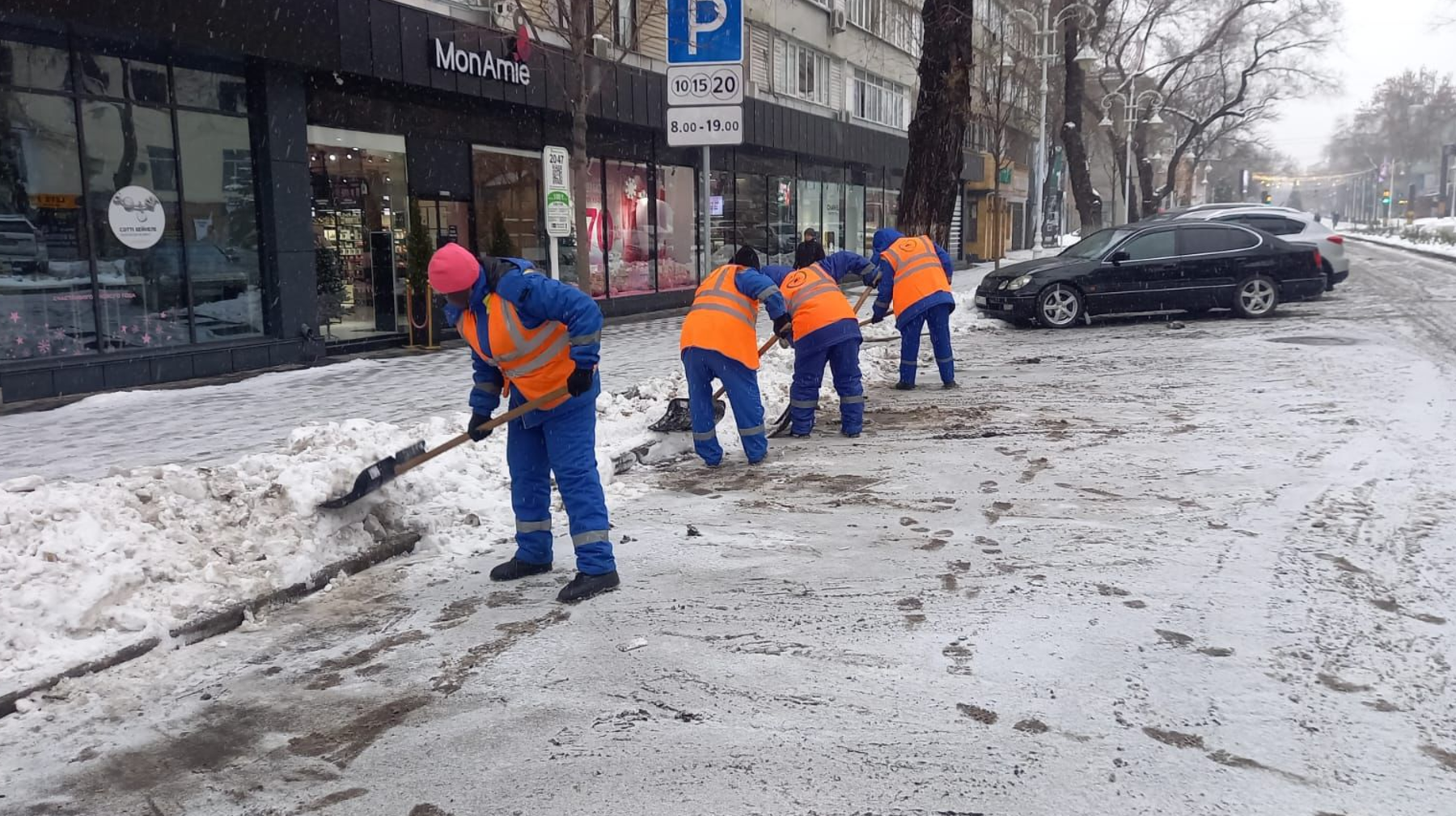 Алматыда қар тазалау жұмыстары күшейтілген режимде жүргізілуде