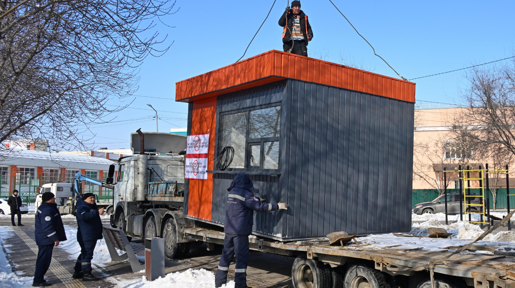 Заң және тәртіп: Алматыда заңсыз сауда нүктелерін жаппай бөлшектеу жұмыстары жүргізілуде