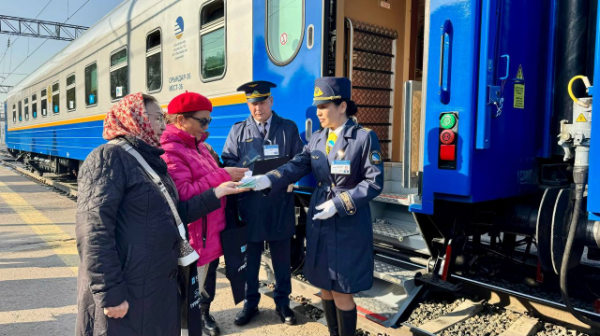 Жібек жолының ізімен: шекаралық пойыз саяхатшылардың жүрегін жаулап алды