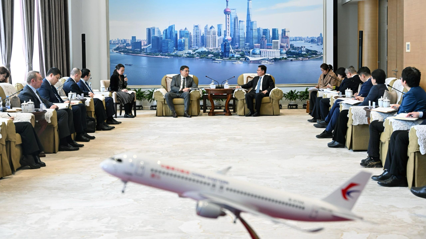 Алматы әкімі Ерболат Досаев пен China Eastern Airlines төрағасы Ван Чжицин Алматы – Шанхай тікелей рейсін ашу мүмкіндігін талқылады