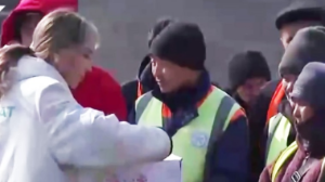 Алматылық жастар коммуналдық қызметкерлерге ыстық тамақ таратты