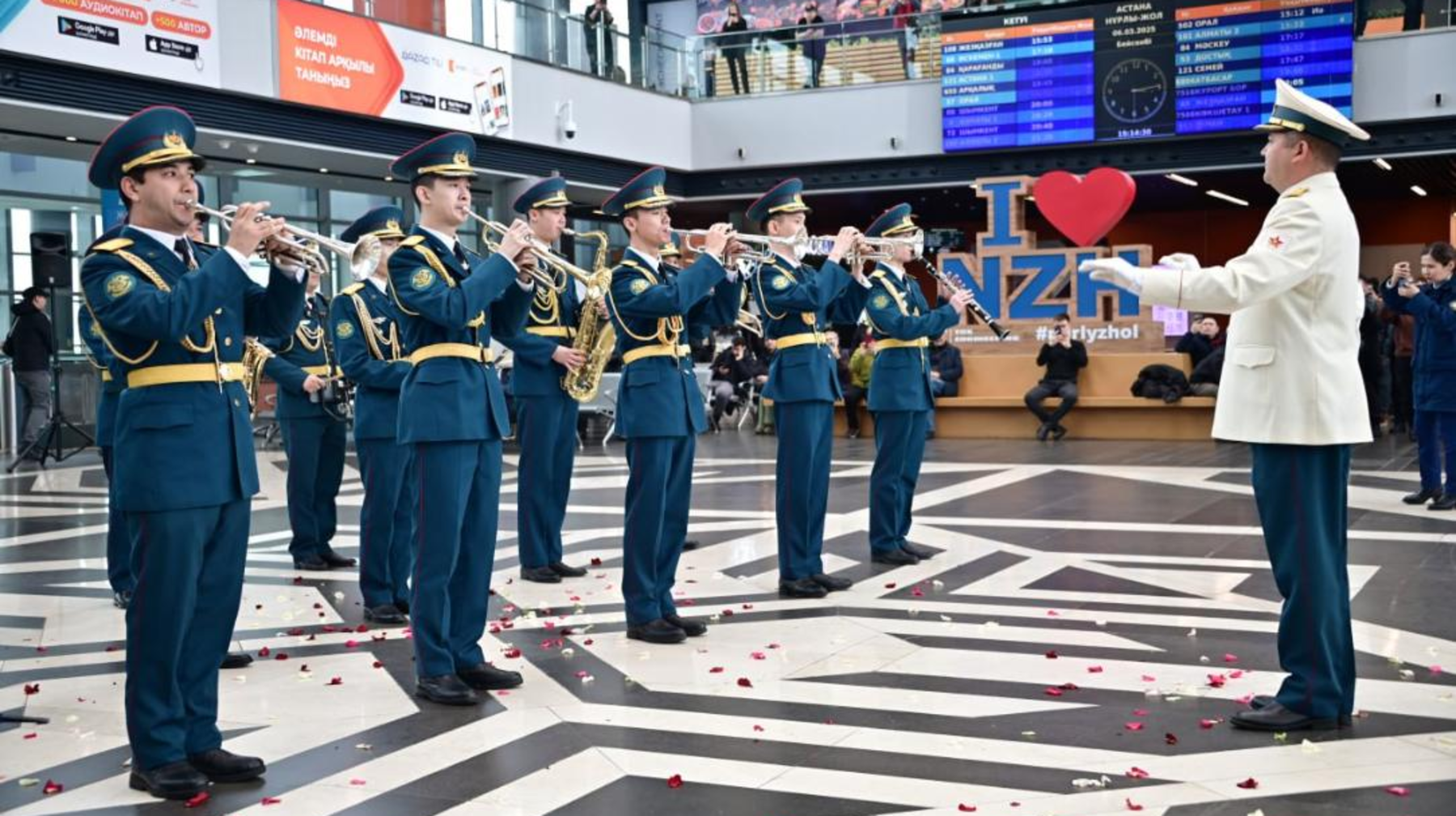 Әскери музыканттар қазақстандық әйелдерді 8 наурыз мерекесімен құттықтады