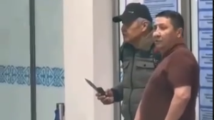 Әуежайда пышақты тартып алған адамның аты белгілі болды