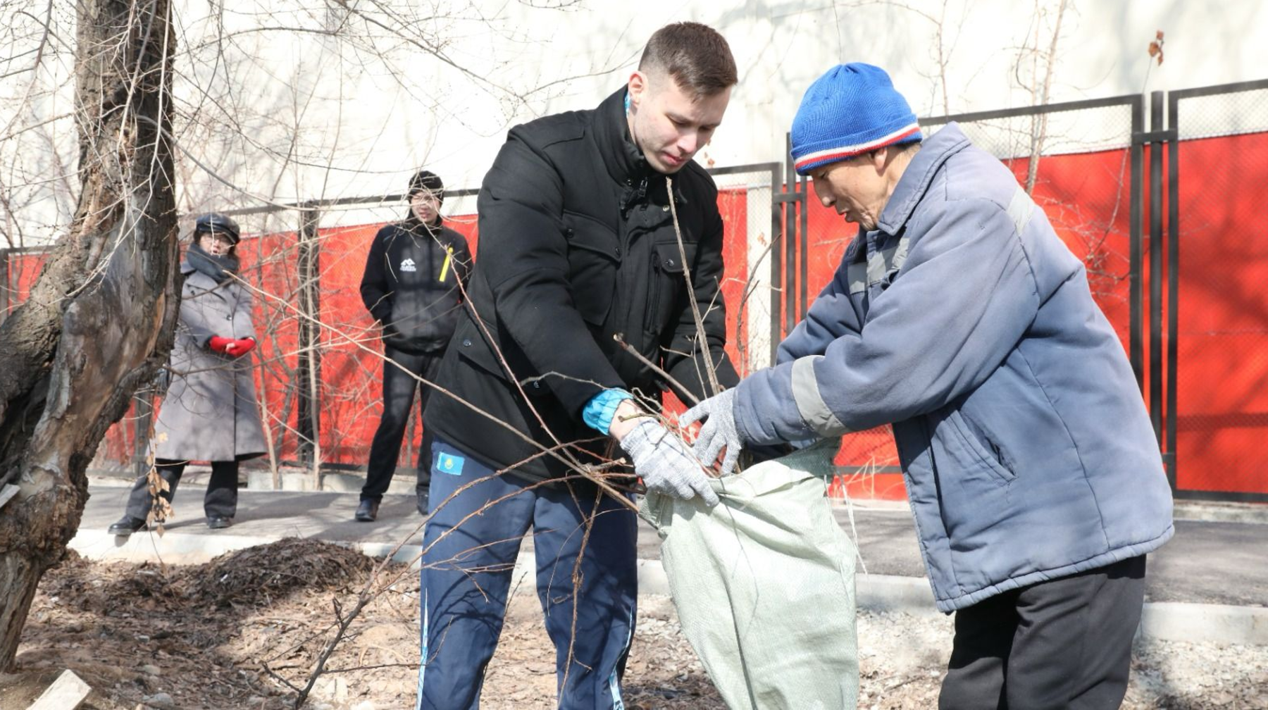 Нариман Құрбанов Алматыдағы экологиялық жарысқа қолдау білдіріп, қала тұрғындарын тазалыққа шақырды