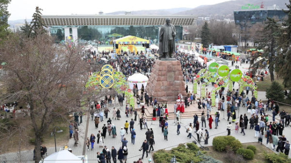 Бес мың алматылық Абай әндерін орындады 