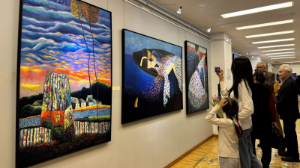 Суретші картиналарында туған үйдің жылуы бар