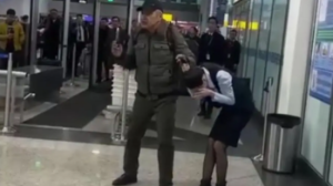 Almaty áýejaıynda qyzdy kepilge alǵan aıyptalýshy kinásin moıyndady