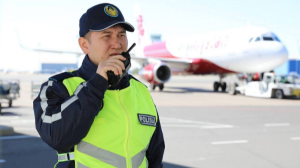 Ұшақ бортында ұнамсыз қылықтар жасаған шетелдік азаматқа айыппұл салынды