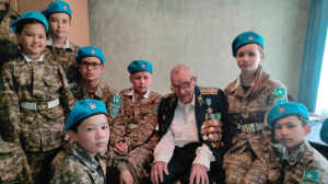 Алматыда Қарулы күштердің әскери қызметшілері соғыс ардагерін туған күнімен құттықтады